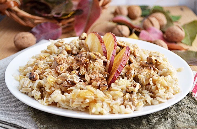 Συνταγή: Ζεστό χυλό βρώμης με καρύδια και μήλο